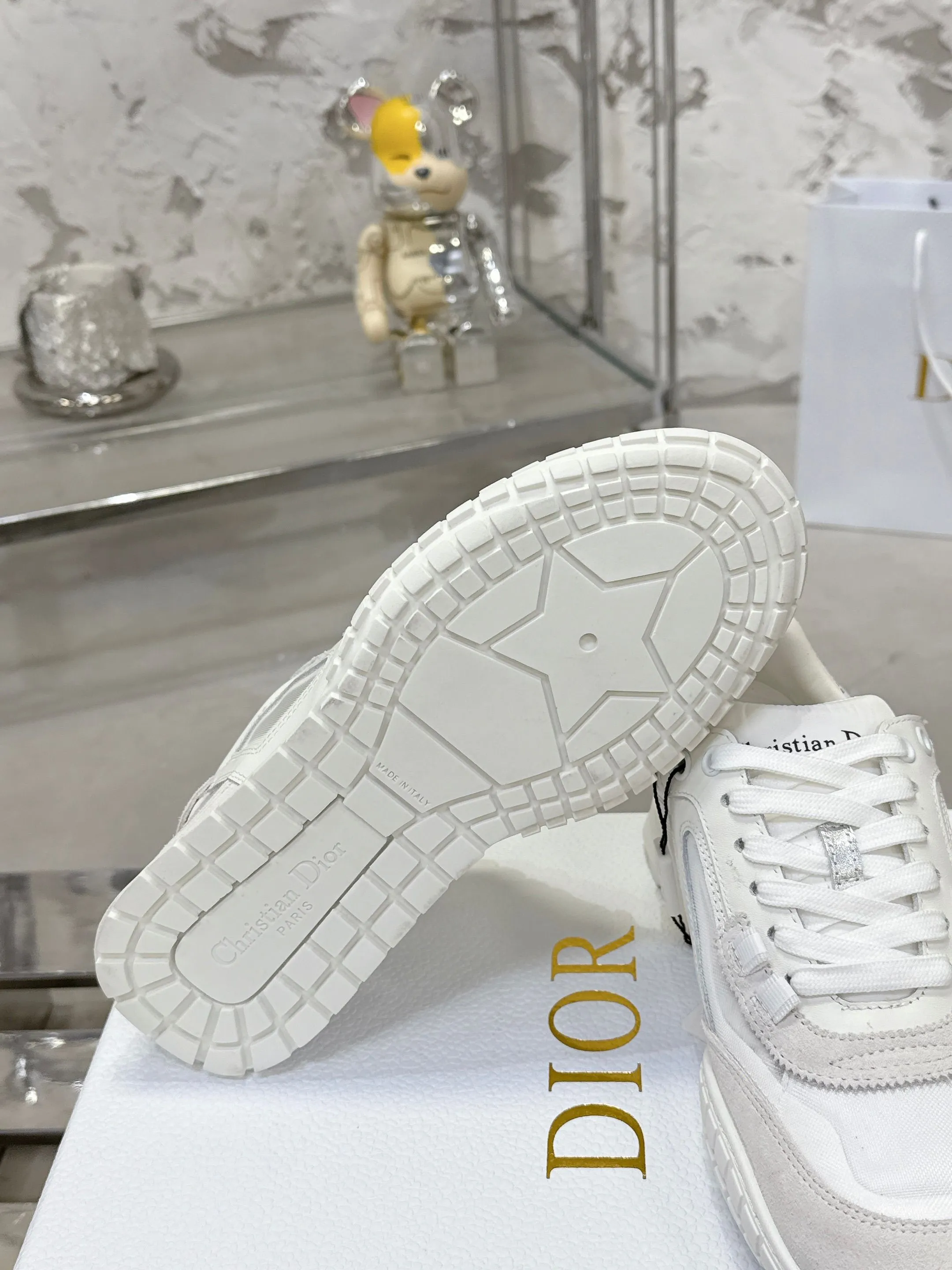 Factory price 640💰 Top version! ! ! Dior Tech sneakers Dior Tech is newly launched, with exquisite color matching and autumn and winter atmosphere. This Dior Tech sneaker is a new product in the 2026 early spring ready-to-wear series. It is equipped with fashionable details and highlights the retro aesthetics. Made of calfskin and suede calfskin upper with transparent mesh side panels and ChristianDior Paris signature on the heel and tongue. A textured, tonal Dior signature sole adds couture style. Upper material: Textile, cowhide split leather, cowhide leather with Christian Dior Paris logo on the heel and tongue Textured Dior logo rubber sole embellished with Christian Dior's lucky star symbol! Size 35-46 (40 for women, 41 for men, 38.45.46, custom made and non-refundable)